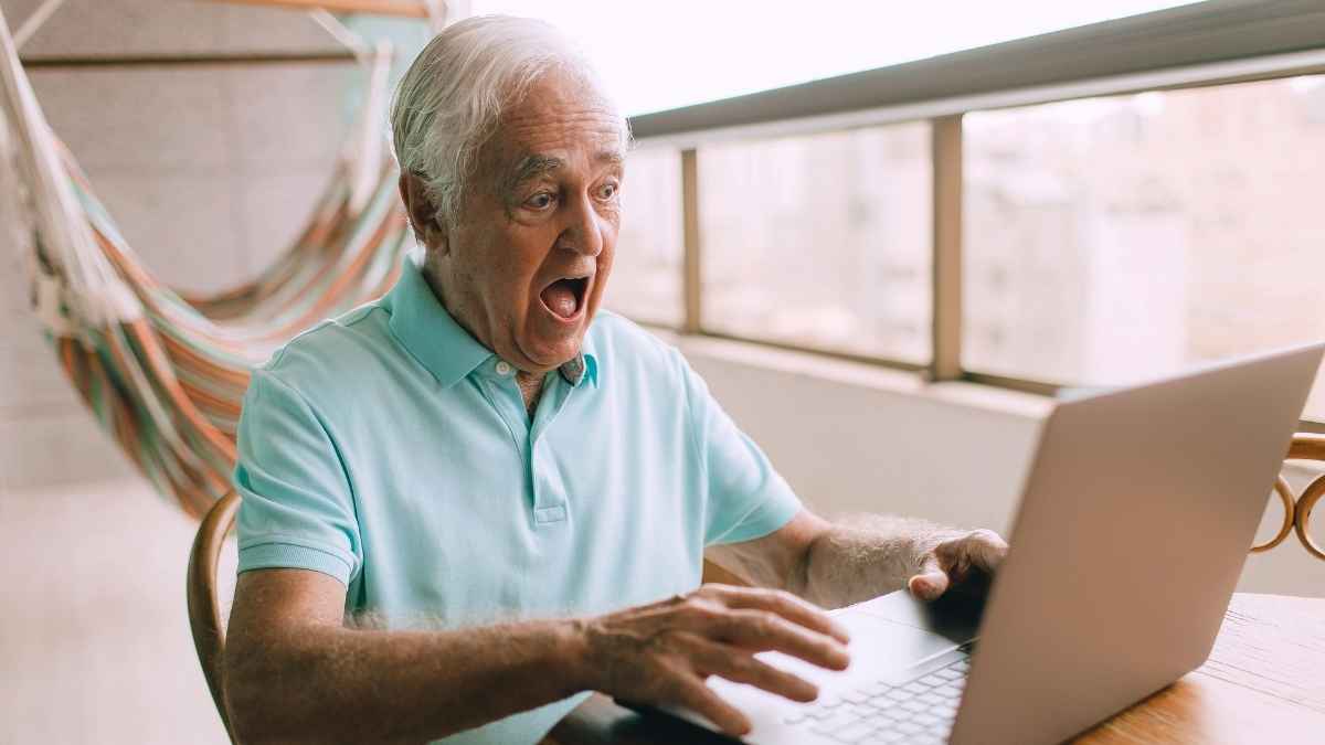 Hombre mayor sorprendido al ordenador tras devolución de 11000 euros al SEPE por subsidio de mayores de 52 años