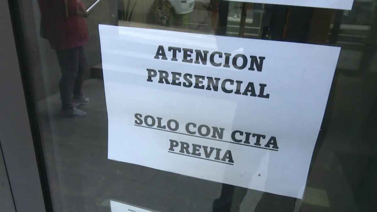 Cartel del SEPE que indica atención presencial solo con cita previa