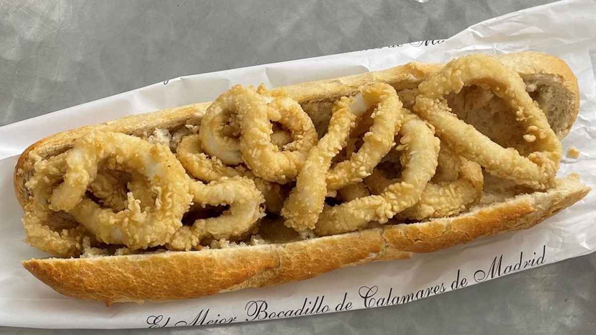 Bocadillo de calamares en Madrid servido en barra de pan crujiente