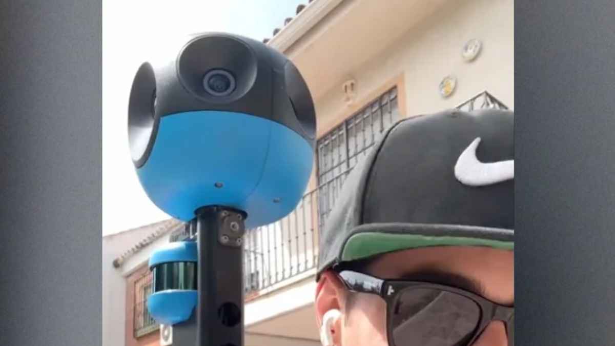 Joven sevillano trabajando para Google Maps con cámara 360 en Sevilla
