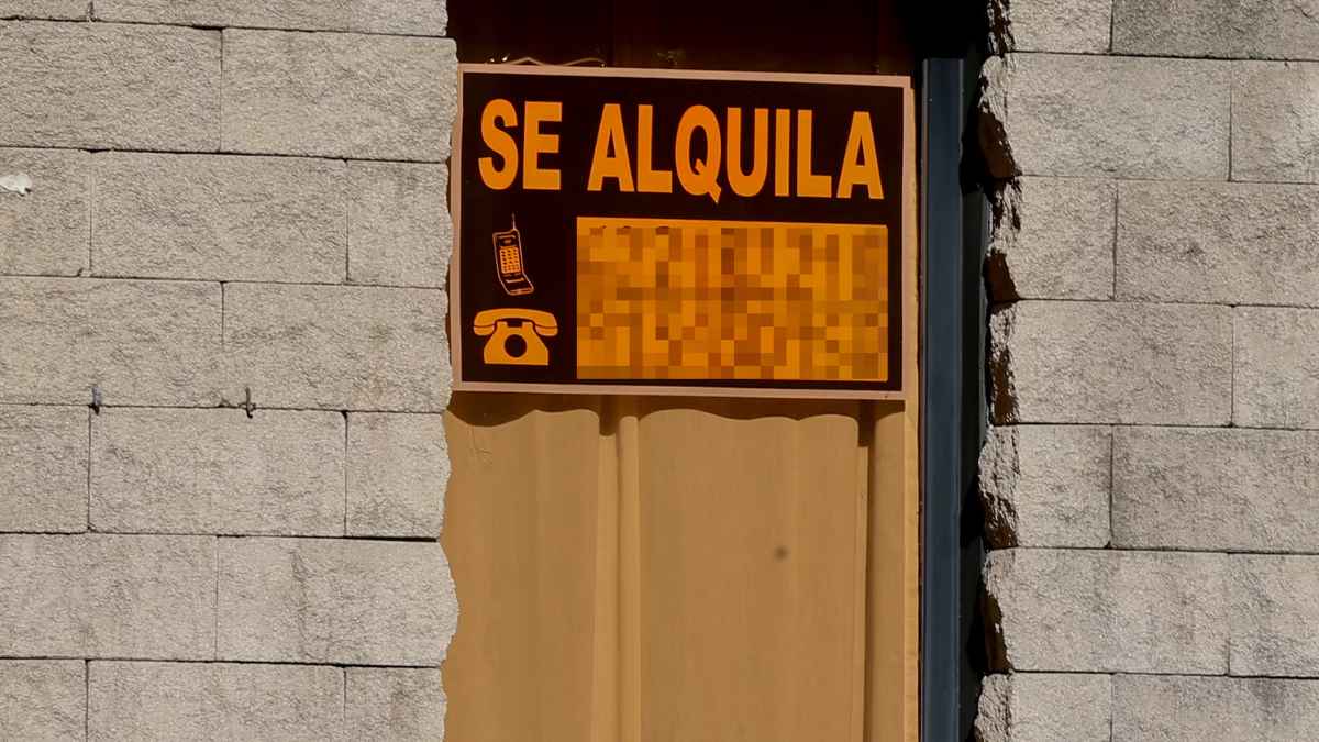Cartel de se alquila en Madrid por habitaciones hasta 800 euros