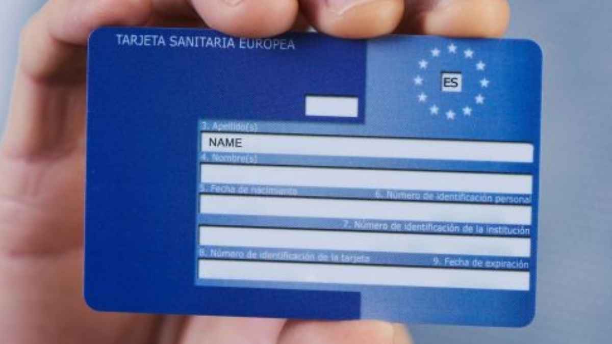 Persona mostrando la Tarjeta Sanitaria Europea de la Seguridad Social en color azul
