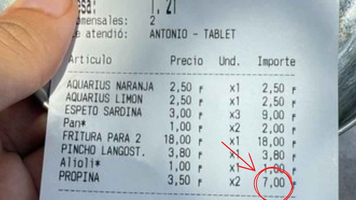 Ticket restaurante Málaga con propina añadida de 7 euros sin avisar