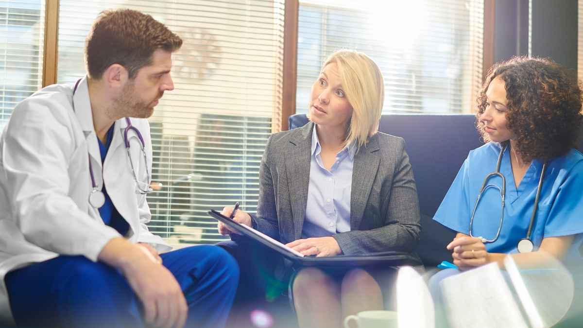 Reunión entre médicos y abogada tras despido laboral con indemnización reconocida por la justicia en Galicia