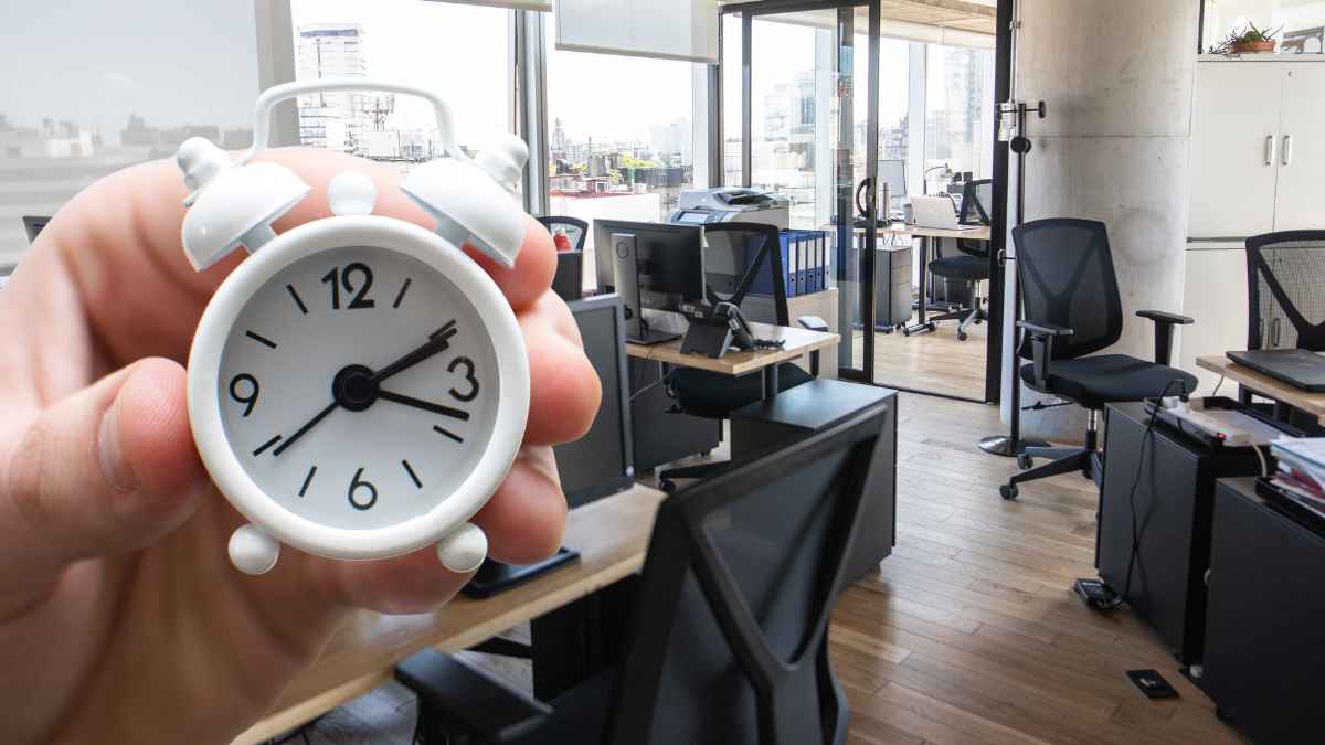 Cambio de hora en España 2025 con impacto en trabajo y turnos laborales en oficinas