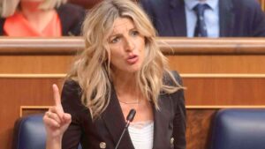 Yolanda Díaz confirma que puedes faltar dos horas diarias para buscar empleo y sin perder dinero en la nómina en estos casos