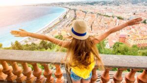 Mujer de espaldas disfrutando de sus vacaciones mientras cobra el paro tras informar al SEPE