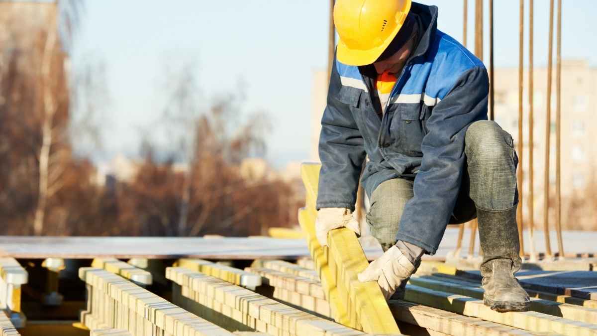 Albañil trabajando en una obra al aire libre con casco de seguridad