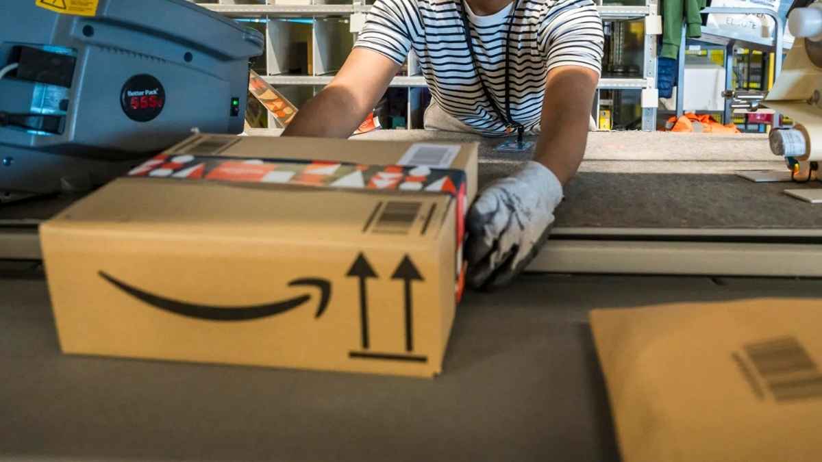 Trabajador en centro logístico de Amazon preparando pedidos para la campaña de Black Friday y Navidad en España