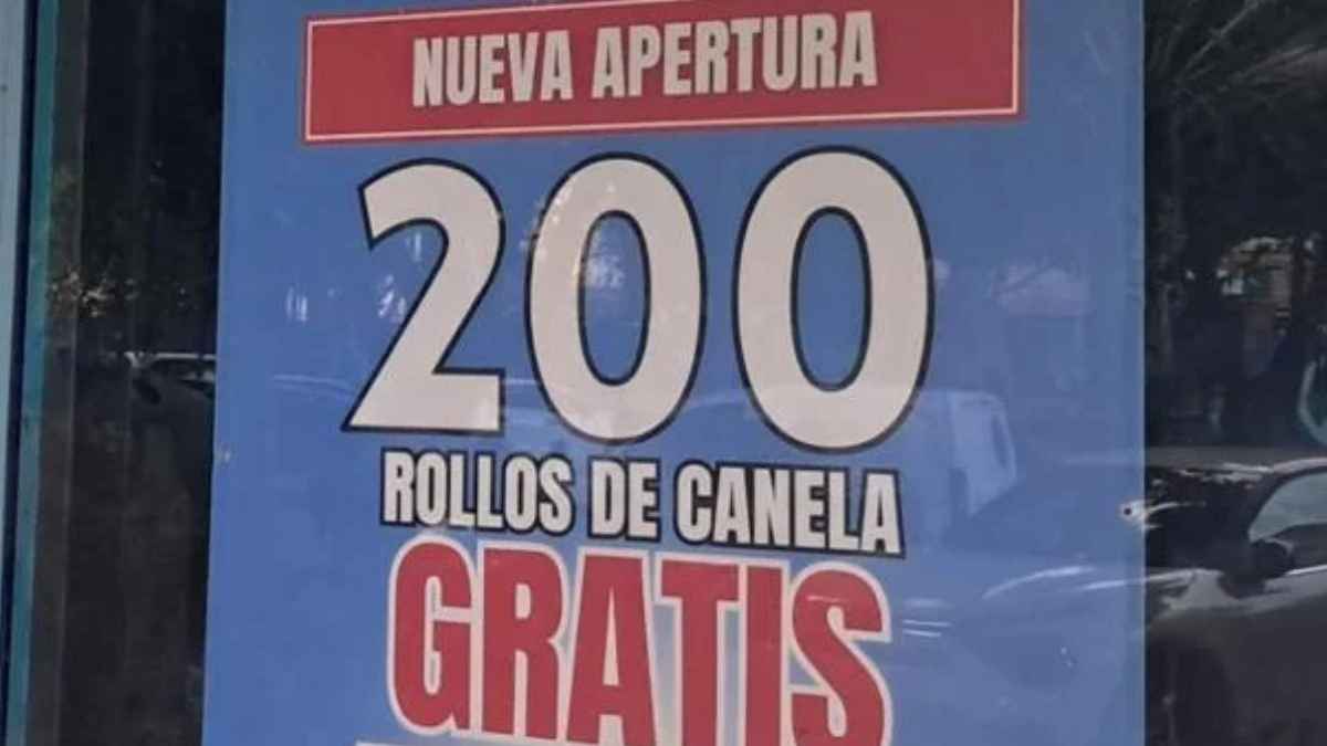 Cartel de nueva apertura de Dulce Canela en Málaga que anuncia 200 rollos de canela gratis