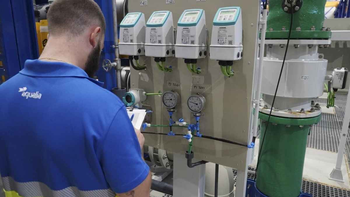 Trabajador de Aqualia revisando equipos en una planta de tratamiento de agua tras el lanzamiento de 101 ofertas de empleo.