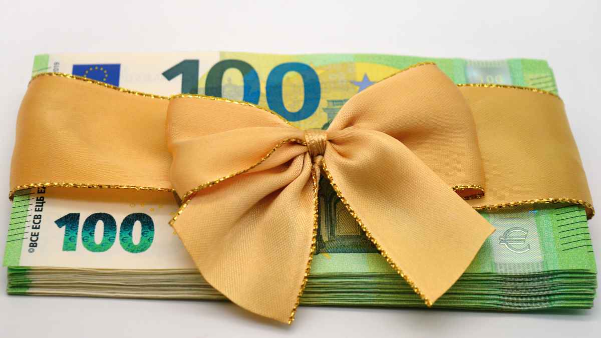 Fajo de billetes de 100 euros simbolizando la ayuda de 1.500 euros de la Seguridad Social en 2025