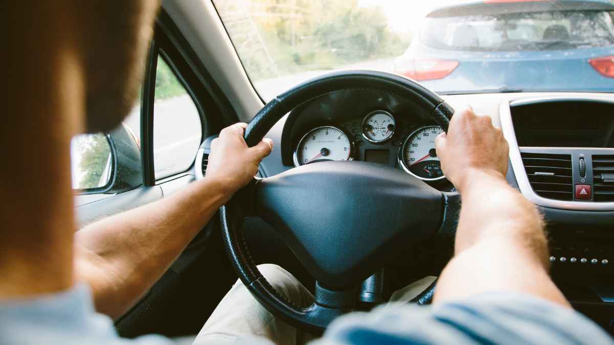 Persona conduciendo un coche representando la ayuda del Principado de Asturias para desempleados que buscan sacarse el carnet de conducir