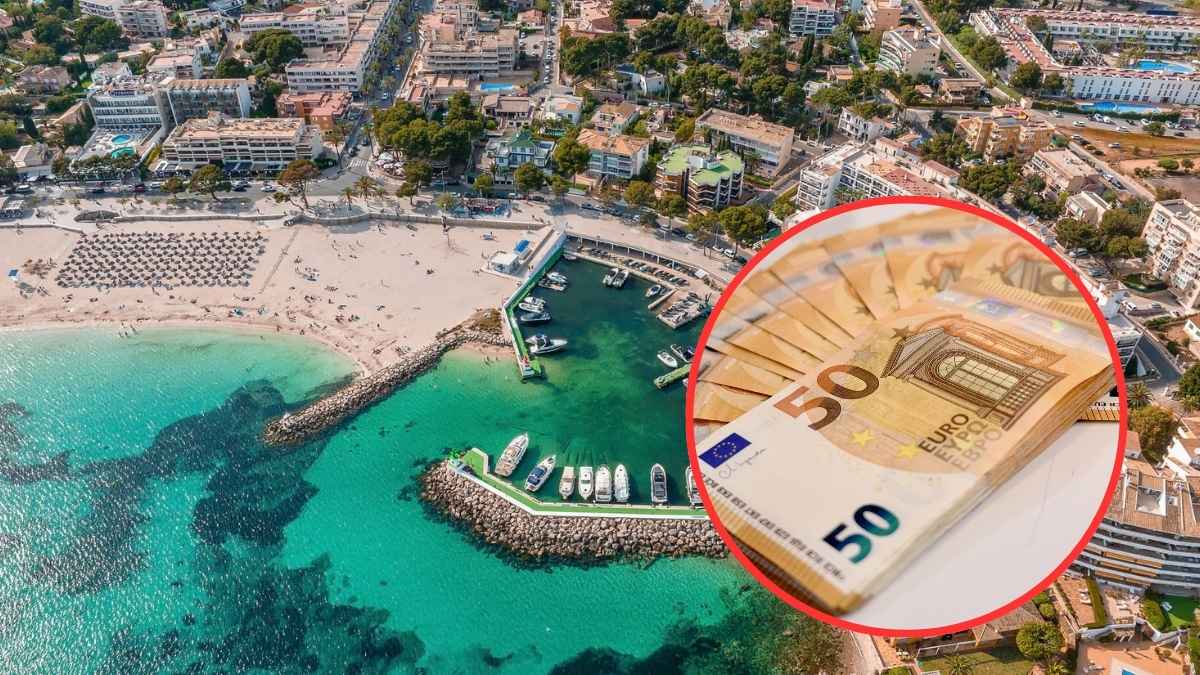 Vista aérea de una zona costera de Baleares con billetes de 50 euros, relacionada con la nueva ayuda de 10.000 euros para jóvenes que compran su primera vivienda.