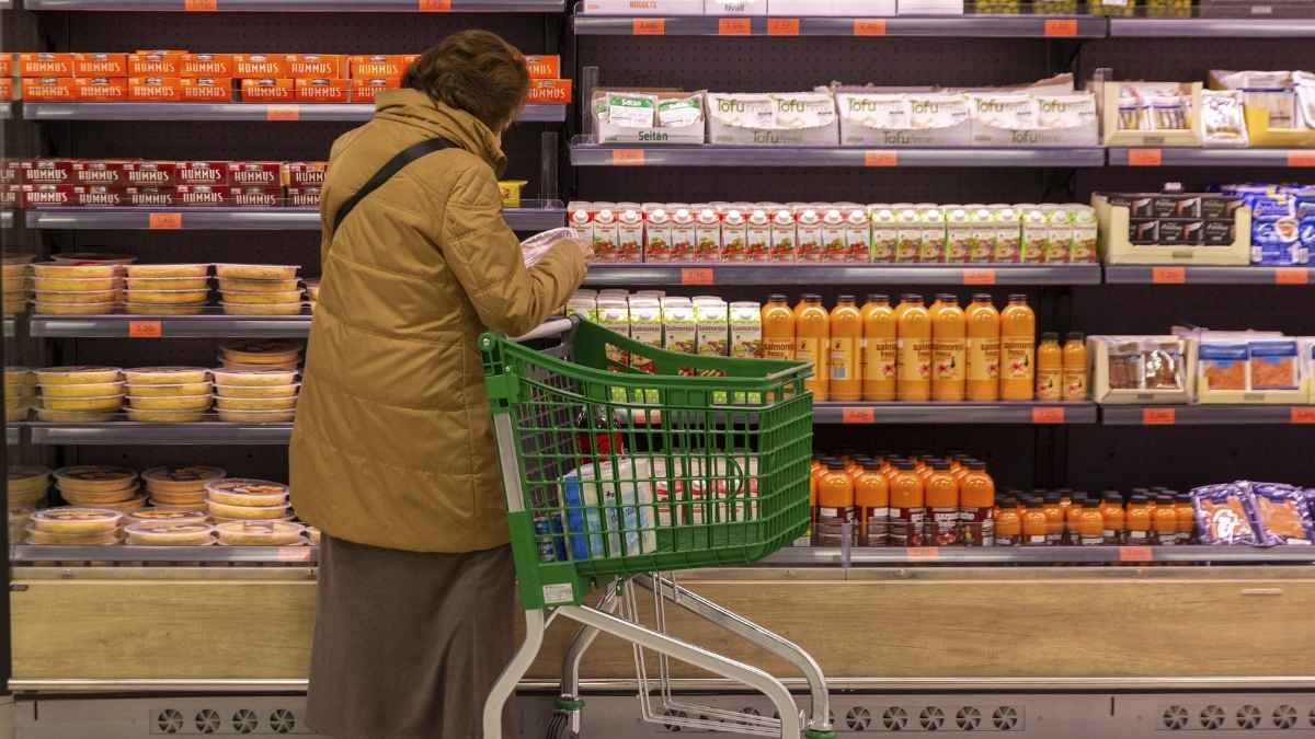 Mujer haciendo la compra en supermercado con la ayuda municipal de 735 euros en Madrid