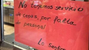 “No tenemos servicio de cenas, por falta de personal”: un bar cierra por las noches y el dueño achaca la culpa a las “paguitas”