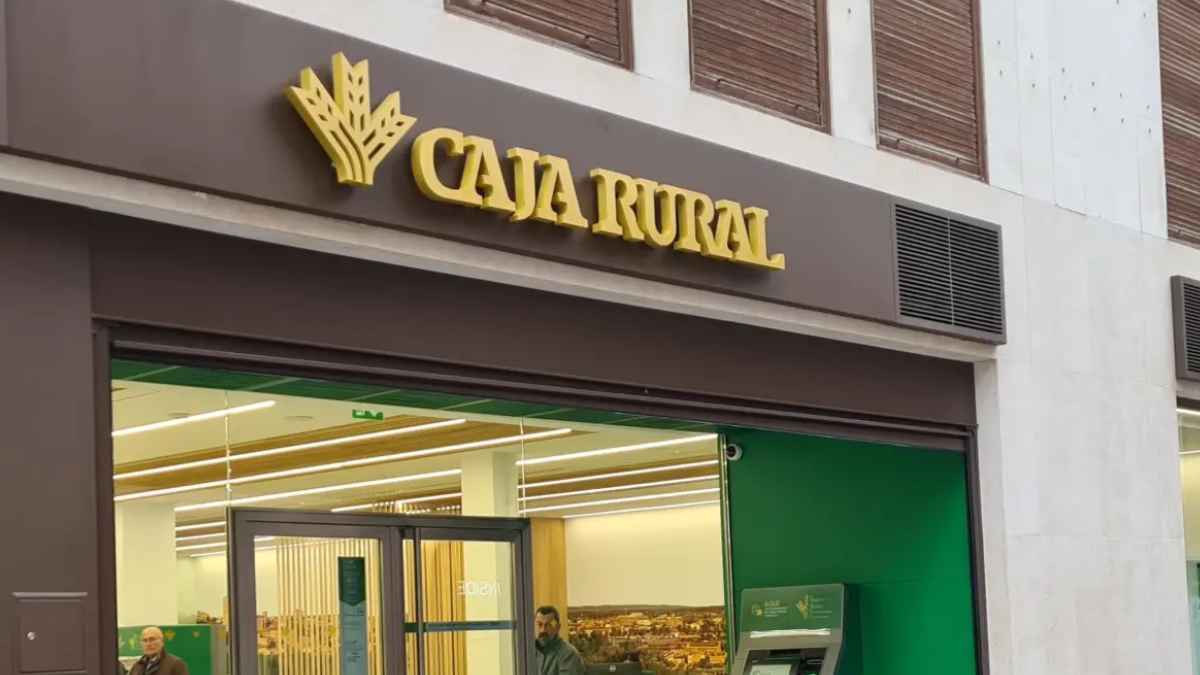 Fachada de una oficina de Caja Rural de Zamora que lanza la beca de 300 euros y viajes a Roma para estudiantes