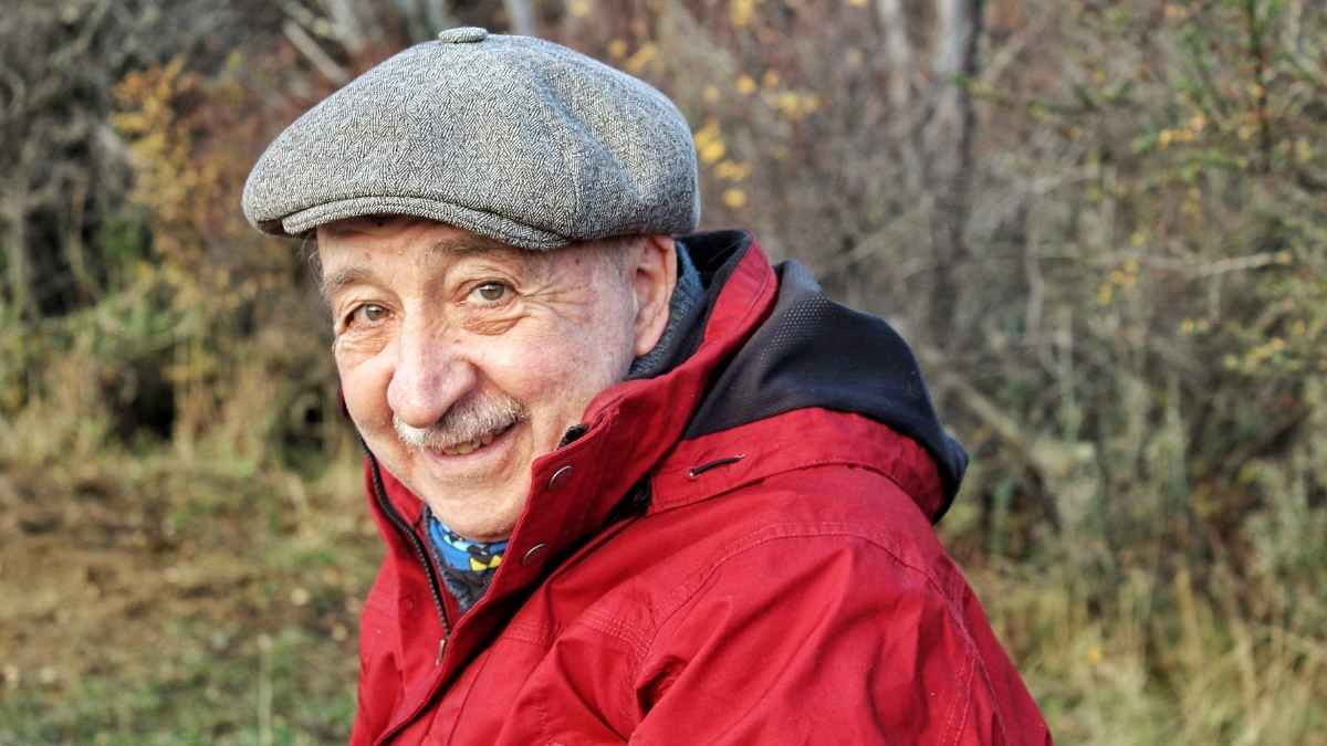 Hombre jubilado sonriente al aire libre simbolizando la subida de las pensiones en 2026 en España