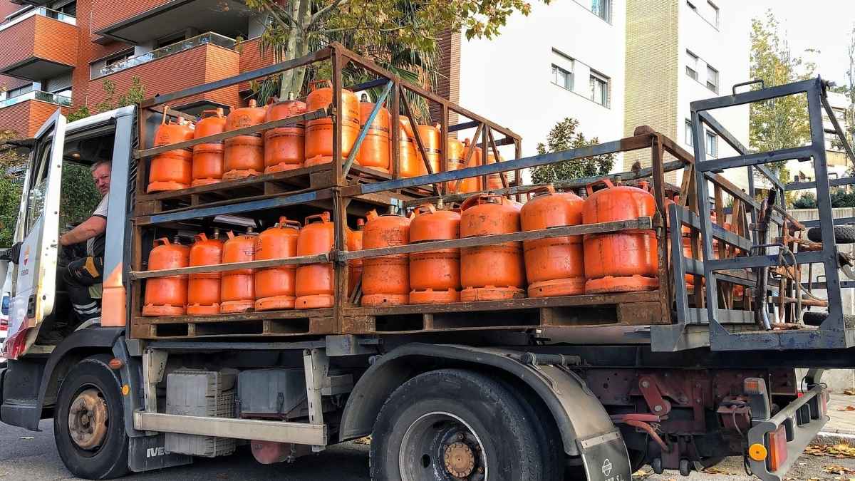 Camión repartidor con bombonas de butano para el suministro a domicilio en España