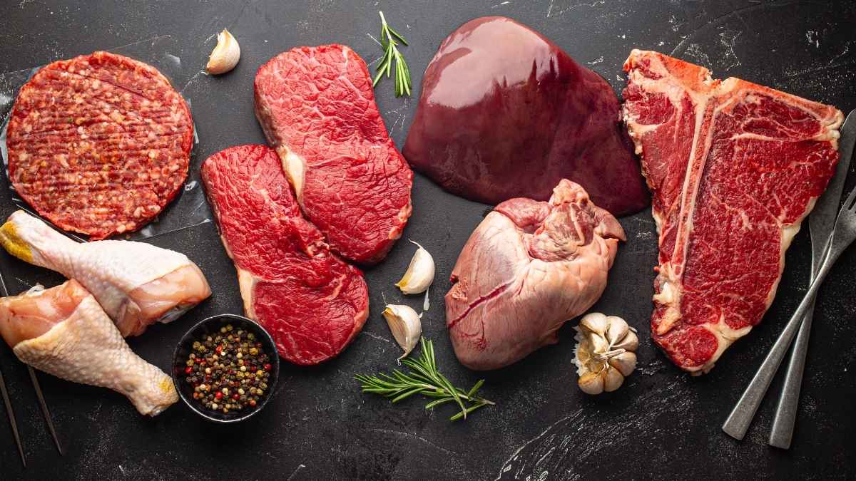 Diferentes cortes de carne fresca muestran que el color no siempre indica calidad, según consejo de un carnicero experto.