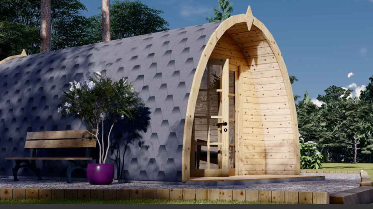 Casa prefabricada de madera moderna con terraza y diseño curvado en un entorno natural