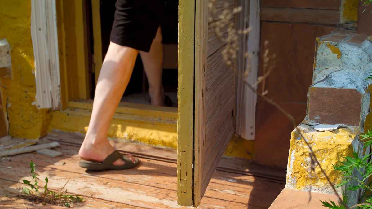 👉 Persona entrando en una vivienda ocupada en España puesta a la venta según informe de Idealista 2025
