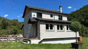 Se necesita vender estas casas rústicas en plena naturaleza: chimenea, jardín, huerto y calma desde 80.000 euros