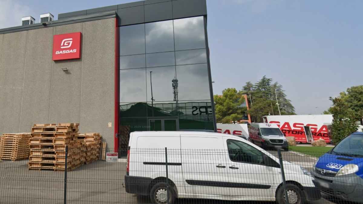 Fachada de la fábrica de GasGas en Terrassa antes del cierre que afecta a más de 40 empleos en Cataluña