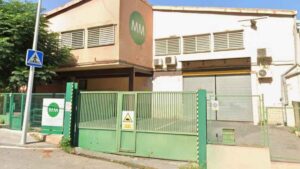 Fachada de la fábrica de MM Fiber Packaging en Montcada antes de su cierre y despido de 91 trabajadores