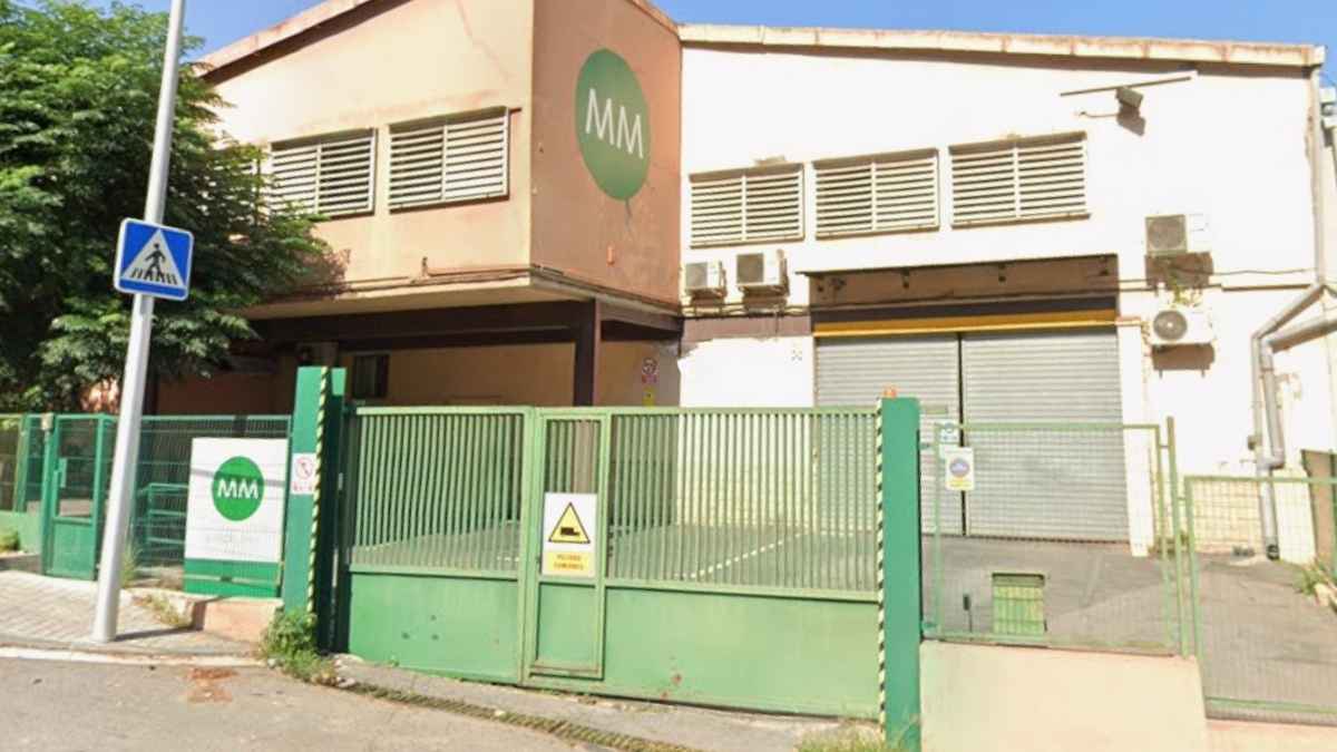 Fachada de la fábrica de MM Fiber Packaging en Montcada antes de su cierre y despido de 91 trabajadores