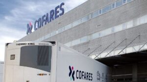 Camión de Cofares frente a las instalaciones de la empresa que abre proceso de selección con 15 ofertas de empleo