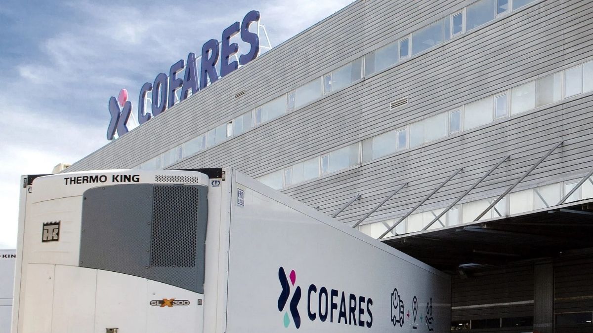 Camión de Cofares frente a las instalaciones de la empresa que abre proceso de selección con 15 ofertas de empleo