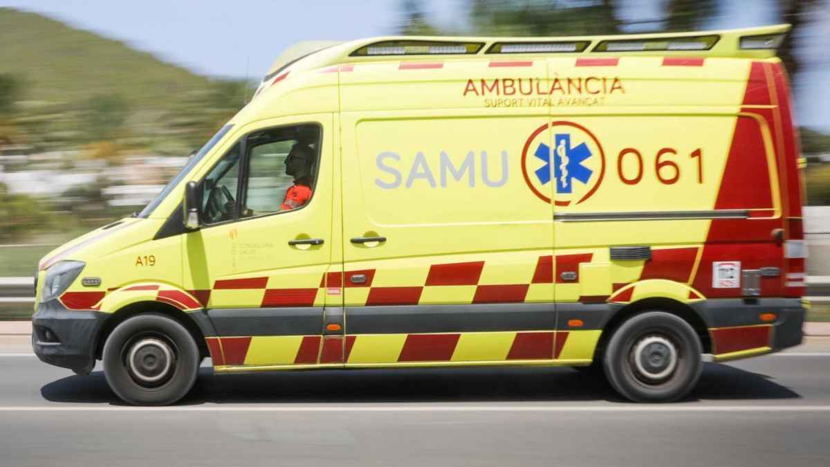 Ambulancia del SAMU circulando por carretera en una noticia sobre el despido de un conductor por conducción temeraria.