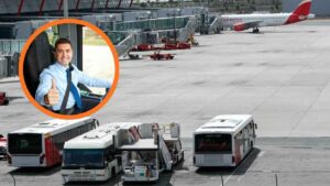 Autobuses en la pista del Aeropuerto Adolfo Suárez Madrid-Barajas utilizados para el traslado de pasajeros entre terminales y aviones.
