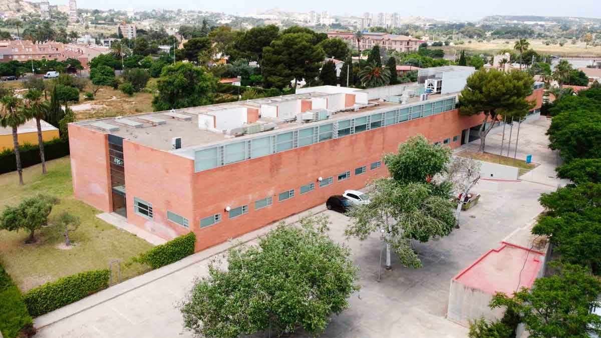 Vista del edificio principal del Campus de la Universidad Europea de Alicante, donde se ofrece una vacante de conserje con contrato indefinido y jornada completa.