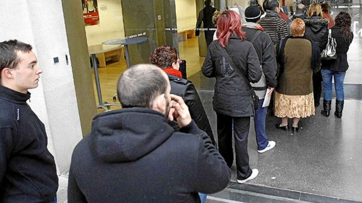 Personas desempleadas hacen fila en una oficina del SEPE para gestionar la capitalización del paro y acceder al pago único