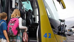 Despiden a un conductor por priorizar la seguridad de los niños en el autobús escolar: “No hay acera ni iluminación”