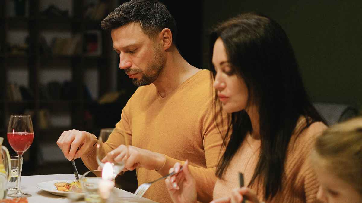 Pareja cenando tranquilamente en un restaurante durante una baja laboral por duelo familiar