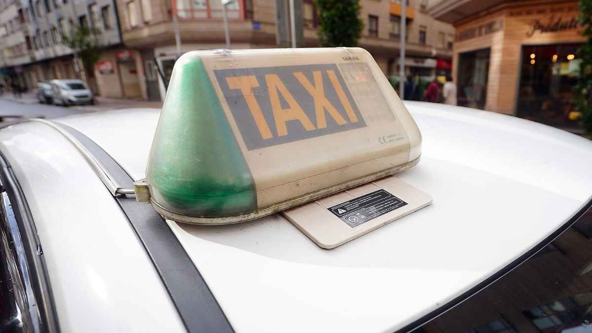 Taxi urbano en una calle de ciudad tras las nuevas obligaciones de la DGT para conductores profesionales y repartidores