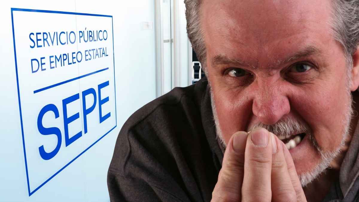 Hombre gesticulando frente a una oficina del SEPE representando la suspensión del paro al pedir la ayuda por nacimiento.