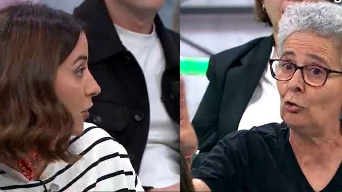 Joven y mujer mayor debaten sobre pensiones en un programa de televisión en España