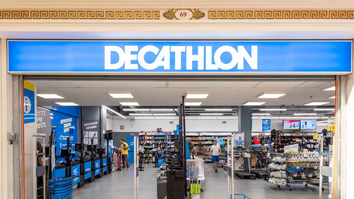 Fachada de tienda Decathlon que vende la luz V16 obligatoria en España desde 2026 según la DGT