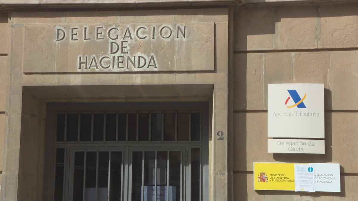 Entrada principal de la Delegación de Hacienda y Agencia Tributaria donde los funcionarios podrán reclamar los pluses en pagas y vacaciones