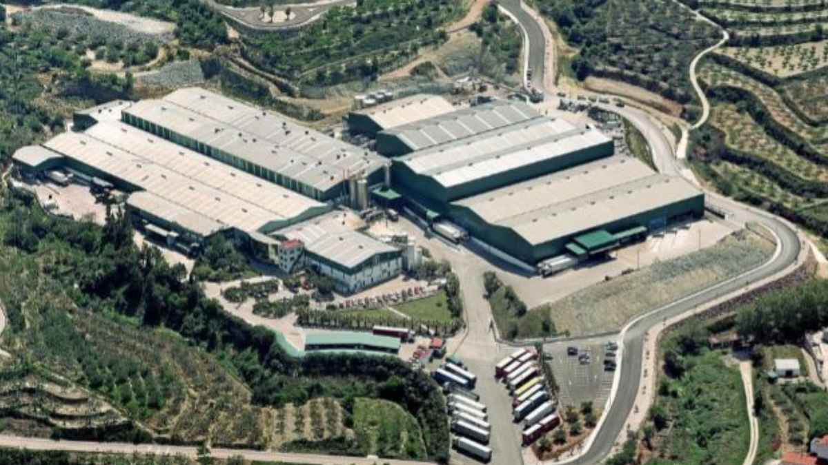 Vista aérea de la fábrica de cerveza Damm en Salem (Valencia), donde se buscan operadores de producción con contrato indefinido y turnos rotativos.