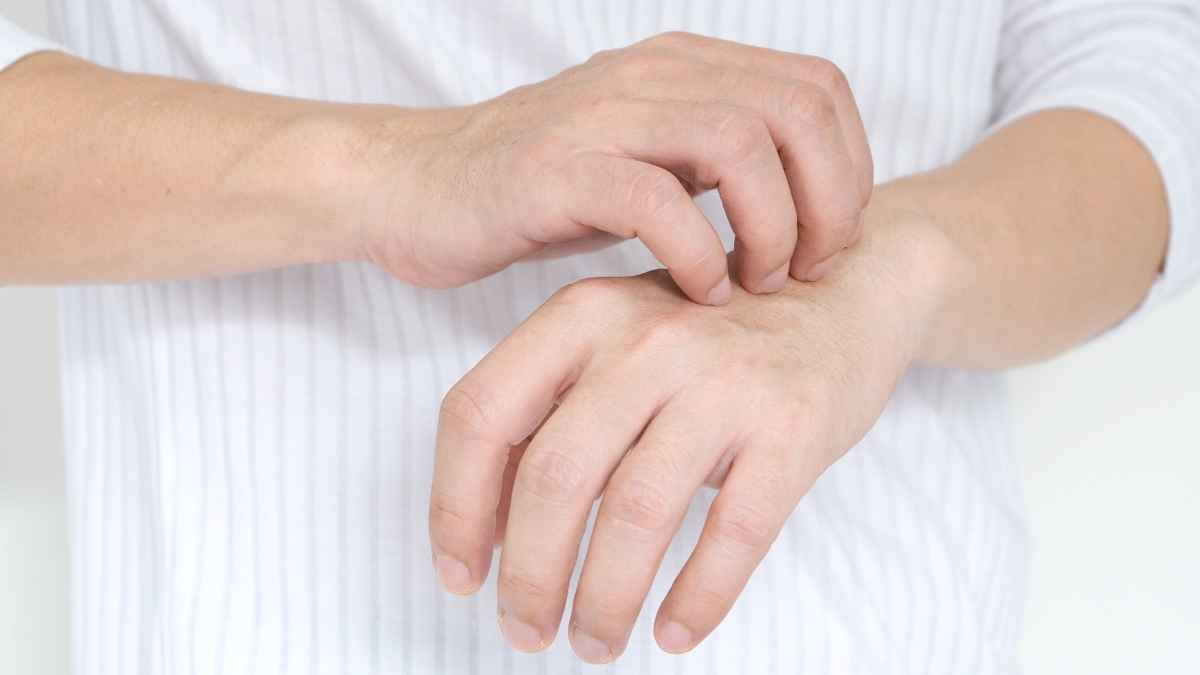 Persona con dolor en la muñeca representando el síndrome del túnel carpiano que puede causar incapacidad permanente