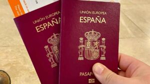 Pasaportes españoles necesarios para solicitar la autorización ETA y viajar a Reino Unido desde abril de 2025.