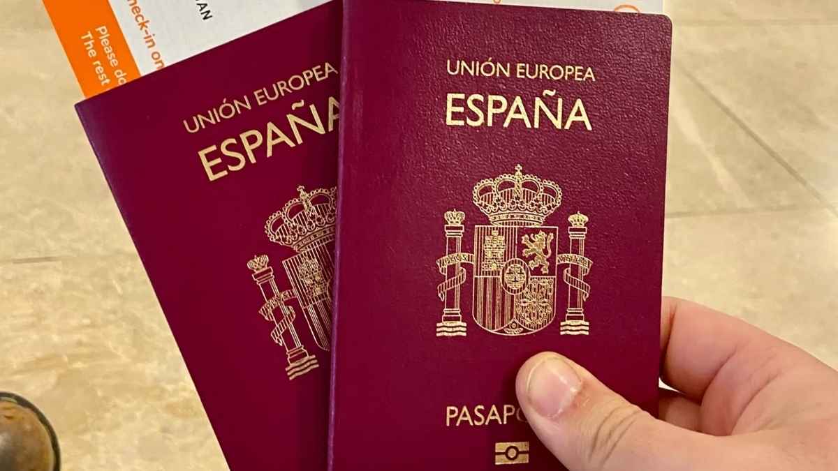 Pasaportes españoles necesarios para solicitar la autorización ETA y viajar a Reino Unido desde abril de 2025.
