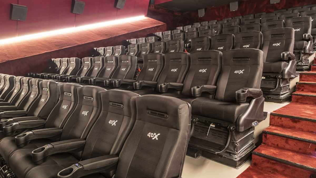 sala de cine vacía con butacas 4DX durante la Fiesta del Cine 2025 en España con entradas a 3,50 euros