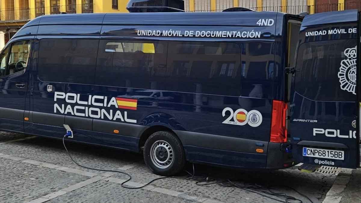Furgoneta VIDOC de la Policía Nacional para renovar DNI y pasaporte en municipios sin oficina de documentación
