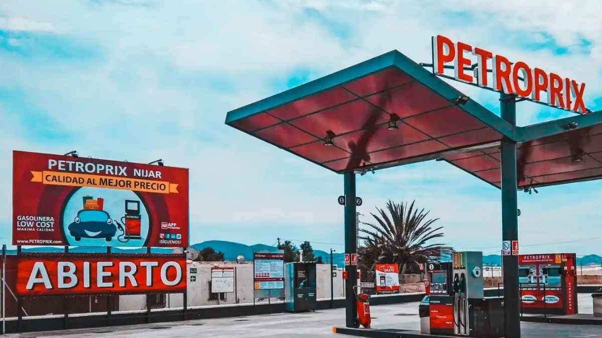 Gasolinera Petroprix low cost en Níjar con surtidores abiertos para repostar al mejor precio